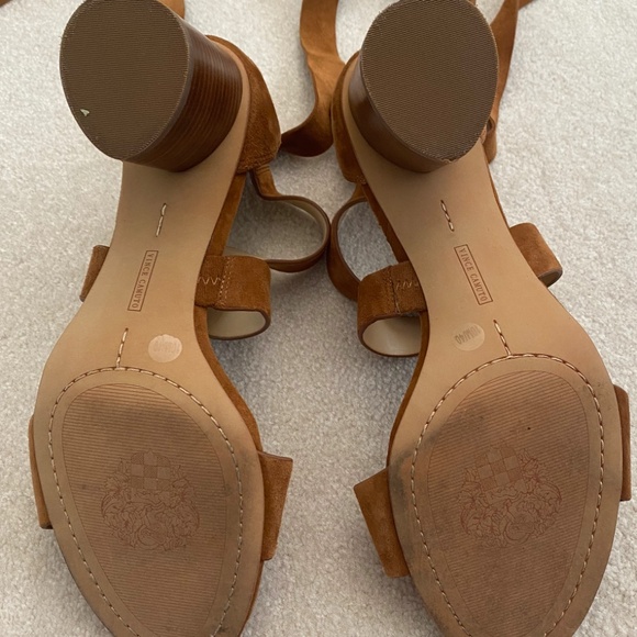 VINCE CAMUTO SUEDE FRONT CROSS LACE UP SANDALS - Picture 5 of 6